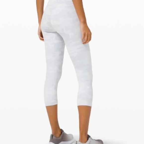 Lululemon Wunder Under Crop (High-Rise) *Luxtreme 21", Incognito Camo, Size 10 - Picture 6 of 6